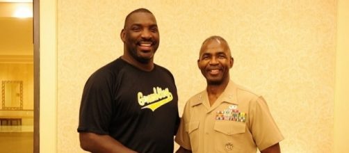 Maj. Gen. Ronald L. Bailey (right) meets Doug Williams - Lance Cpl. Alfredo Ferrer via Wikimedia Commons