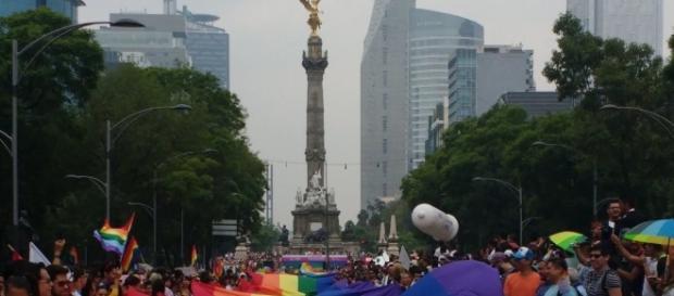 Ángel de la Independencia recibiendo a la Marcha por el Orgullo LGBTTTI Ángel de la Independencia recibiendo a la Marcha por el Orgullo LGBTTTI