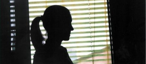Jovem abusou sexualmente da mãe e da ex-namorada Jovem abusou sexualmente da mãe e da ex-namorada