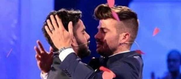 Claudio Sona nei guai: umiliato dall'ex fidanzato Claudio Sona nei guai: umiliato dall'ex fidanzato