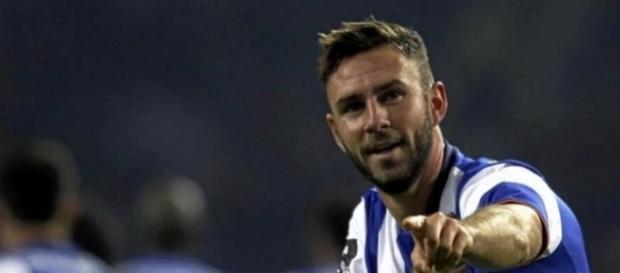 Miguel Layún podría partir a Escocia junto a otros mexicanos Miguel Layún podría partir a Escocia junto a otros mexicanos