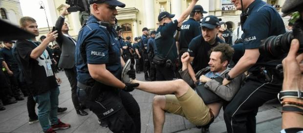 Policja wynosiła protestujących przeciw miesięcznicy smoleńskiej (fot. wyborcza.pl) Policja wynosiła protestujących przeciw miesięcznicy smoleńskiej (fot. wyborcza.pl)