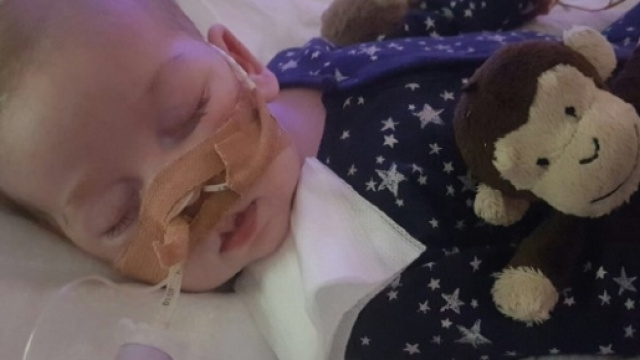 Il piccolo Charlie Gard affetto da una rara malattia genetica. Strasburgo chiede di non staccare la spina - foto CNN