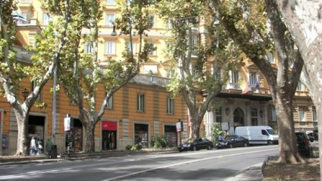 Roma, turista ubriaco danneggia intero piano di un hotel in via Veneto