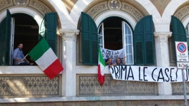 Tricolori alle finestre esposti durante l'occupazione