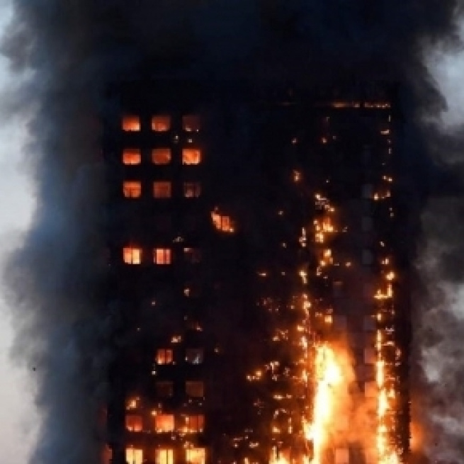Una torre en Londres queda totalmente cubierta de fuego