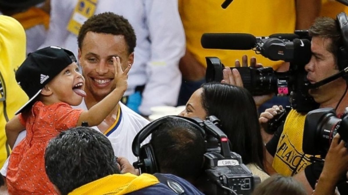Steph Curry and family pose with championship trophy in adorable