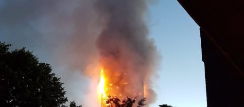 Le fiamme che hanno distrutto la Torre Grenfell a Londra (foto da Twitter)