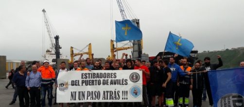 Los estibadores del puerto de Avilés han secundado la huelga al cien por cien