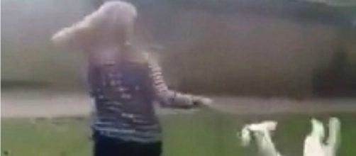 Vídeo mostra a jovem rodando o cachorro pelo pescoço (Foto: Reprodução/Vídeo)