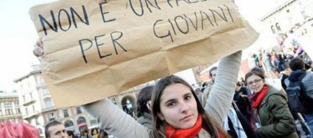Giovani Italiani costretti a lasciare il Paese per lavorare Giovani Italiani costretti a lasciare il Paese per lavorare