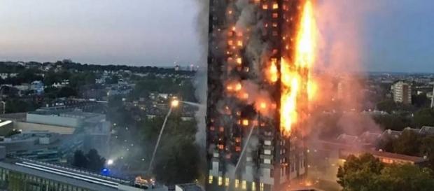 Incêndio atinge prédio de 24 andares e deixa 12 mortos em Londres Incêndio atinge prédio de 24 andares e deixa 12 mortos em Londres