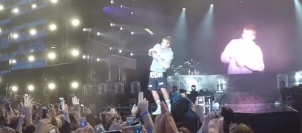 Justin Bieber esquiva una botella lanzada por un fan / Youtube (Anonymous Belieber) Justin Bieber esquiva una botella lanzada por un fan / Youtube (Anonymous Belieber)