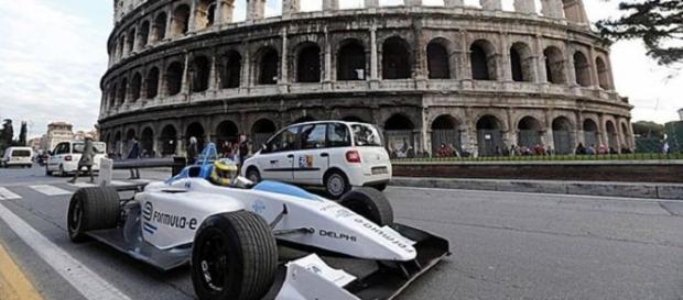 La Formula E arriva a Roma, non davanti al Colosseo ma su un circuito di 3 km ricavato all'EUR. La Formula E arriva a Roma, non davanti al Colosseo ma su un circuito di 3 km ricavato all'EUR.