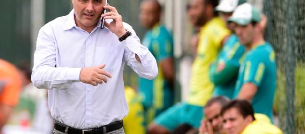 Maurício Galiotte, presidente do Palmeiras, conversa no telefone na Academia Maurício Galiotte, presidente do Palmeiras, conversa no telefone na Academia
