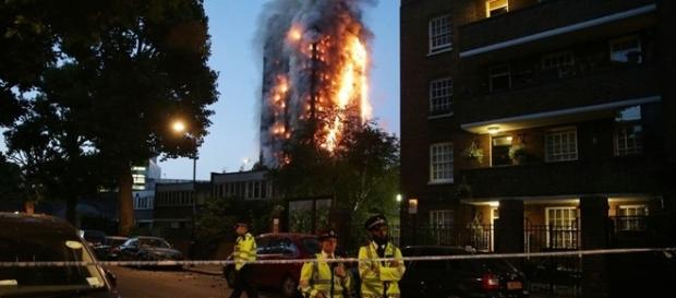 Policiais isolam área próxima ao prédio em chamas durante o amanhecer em Londres Policiais isolam área próxima ao prédio em chamas durante o amanhecer em Londres