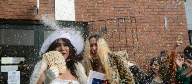 Shirley (de branco) e Luciana formam o primeiro casal trans a oficializar a união na Argentina Shirley (de branco) e Luciana formam o primeiro casal trans a oficializar a união na Argentina