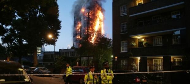 Um grande incêndio deixou mortos e feridos em Londres (Foto Internet) Um grande incêndio deixou mortos e feridos em Londres (Foto Internet)