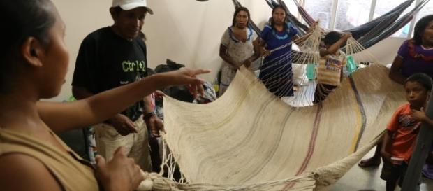 Venezuelanos confeccionam artesanato para sobreviver (Foto: Reprodução) Venezuelanos confeccionam artesanato para sobreviver (Foto: Reprodução)