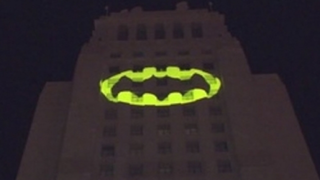 Il Bat Segnale proiettato sulla struttura