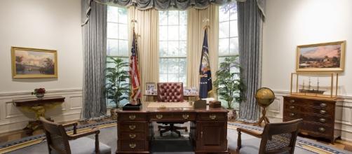 File:Bush Library Oval Office Replica.jpg - Wikimedia Commons - wikimedia.org