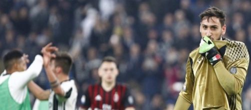 Donnarumma bacia la maglia del Milan ma non rinnoverà il contratto con il club rossonero