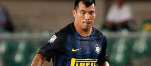 Inter, Medel operato al ginocchio a Barcellona: ne avrà per almeno ... - eurosport.com