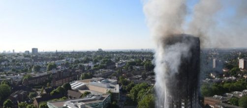 Londra, gigantesco incendio nel grattacielo Grenfell Tower - Foto ... - panorama.it