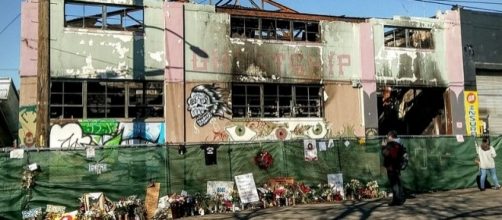 Mourners leave mementos outside the Ghost Ship in Oakland, where 36 people died in a fire on Dec. 2. (Photo: Jim Heaphy/Wikimedia Commons)