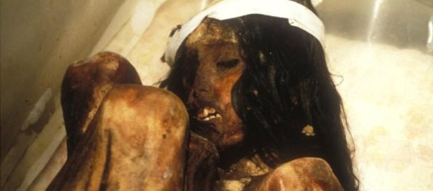 A múmia Juanita é um corpo bem preservado de uma menina inca; acredita-se que ela morreu entre 1450 e 1480, quando tinha entre 12 e 13 anos A múmia Juanita é um corpo bem preservado de uma menina inca; acredita-se que ela morreu entre 1450 e 1480, quando tinha entre 12 e 13 anos