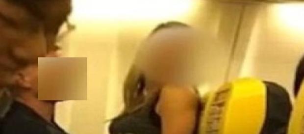 Casal é flagrado fazendo sexo em pleno voo Casal é flagrado fazendo sexo em pleno voo