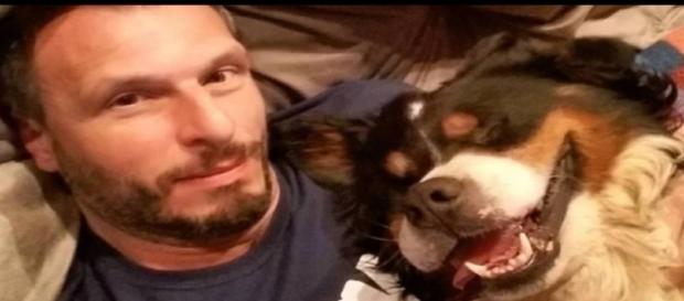 Homem e seu cão (Fonte https://extra.globo.com/noticias/viral/paulista-emociona-web-com-carta-para-deus-apos-morte-de-seu-cachorro-21441941.html) Homem e seu cão (Fonte https://extra.globo.com/noticias/viral/paulista-emociona-web-com-carta-para-deus-apos-morte-de-seu-cachorro-21441941.html)