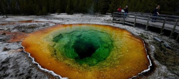 Man severely burned after falling in Yellowstone hot spring - BBC News - bbc.com Man severely burned after falling in Yellowstone hot spring - BBC News - bbc.com