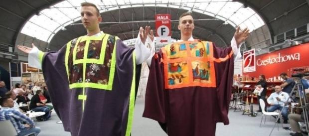 Piłkarze z Piotrkowa na pokazie mody liturgicznej w Kielcach (fot. naszemiasto.pl) Piłkarze z Piotrkowa na pokazie mody liturgicznej w Kielcach (fot. naszemiasto.pl)