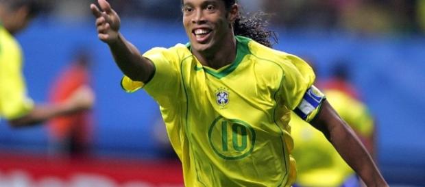 Ronaldinho con la maglia numero 10 della sua nazionale Ronaldinho con la maglia numero 10 della sua nazionale