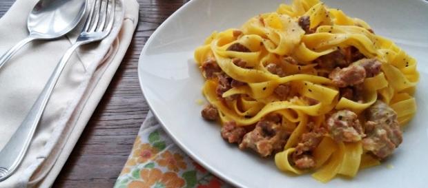 Tagliatelle salsiccia e provola affumicata Tagliatelle salsiccia e provola affumicata