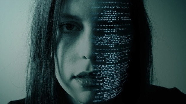 Représentation d'une "femme logicielle" programmé par les hackers