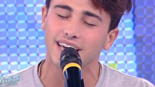 Riccardo Marcuzzo: ecco chi &egrave; il cantante di Amici che fa bagnare ... - bitchyf.it