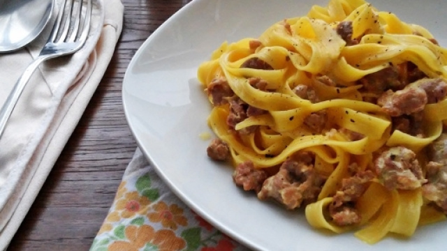 Tagliatelle salsiccia e provola affumicata