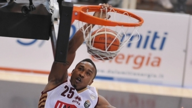 Tyrus McGee va sopra il ferro (credit www.legabasket.it)