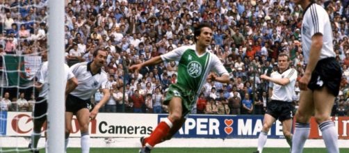 Gijon, 16 giugno 1982: l'esultanza di Rabah Madjer dopo il primo gol algerino contro la Germania Ovest