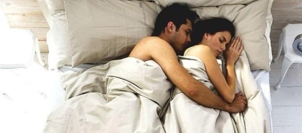 A maioria dos homens adora dormir de conchinha A maioria dos homens adora dormir de conchinha