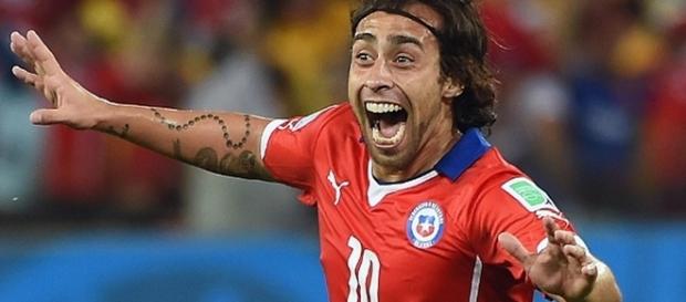 Conhecido como Mago, o jogador vestia a camisa 10 da seleção chilena. Conhecido como Mago, o jogador vestia a camisa 10 da seleção chilena.