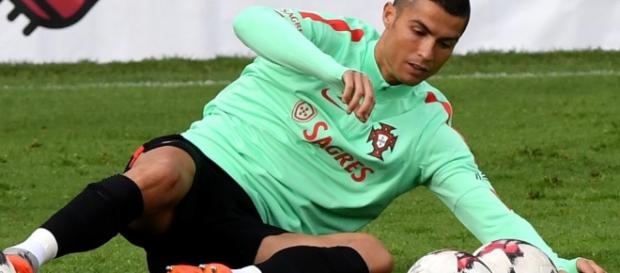 Cristiano Ronaldo pode sair do Real Madrid após acusação de fraude fiscal. Cristiano Ronaldo pode sair do Real Madrid após acusação de fraude fiscal.