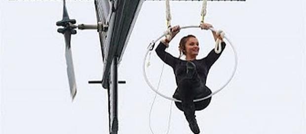 Erendira Wallenda hangs by teeth over Niagara Falls - Screenshot YouTube/Wochit Entertainment Erendira Wallenda hangs by teeth over Niagara Falls - Screenshot YouTube/Wochit Entertainment