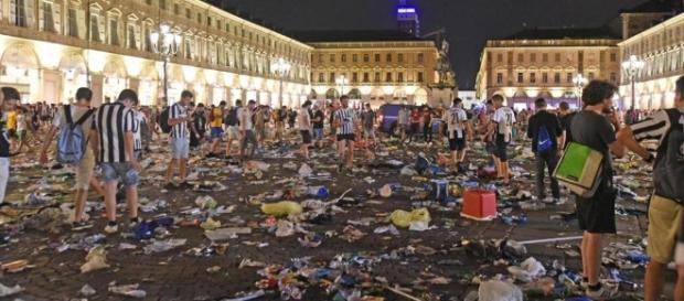 Il disastro dopo il panico per il falso allarme bomba Il disastro dopo il panico per il falso allarme bomba