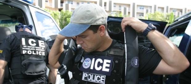 US ICE agents/ photo courtesy of Wikimedia Commons/ https://commons.wikimedia.org/wiki/File:US_Immigration_and_Customs_Enforcement_SWAT.jpg US ICE agents/ photo courtesy of Wikimedia Commons/ https://commons.wikimedia.org/wiki/File:US_Immigration_and_Customs_Enforcement_SWAT.jpg