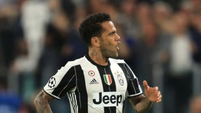 Dani Alves è quel consiglio a Dybala che ha fatto arrabbiare i tifosi della Juve
