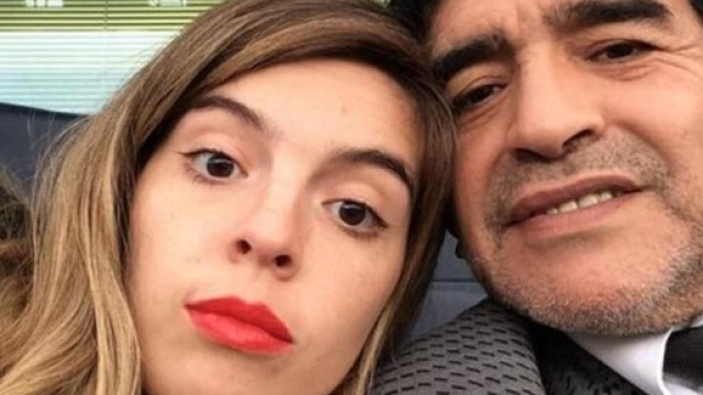 Maradona fotografato insieme alla figlia