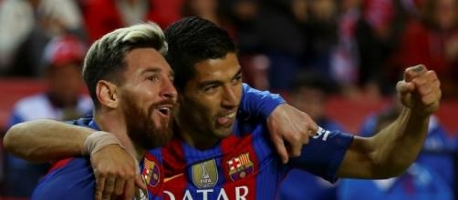 Luis Suárez y Messi juntos celebrando un gol